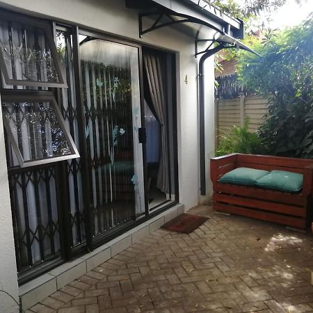 Roxy'S Rest Guest House Vanderbijlpark ภายนอก รูปภาพ