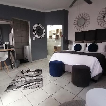 Roxy'S Rest Guest House Vanderbijlpark ภายนอก รูปภาพ