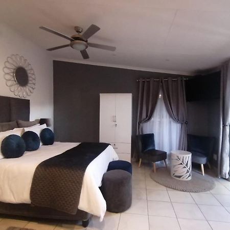 Roxy'S Rest Guest House Vanderbijlpark ภายนอก รูปภาพ