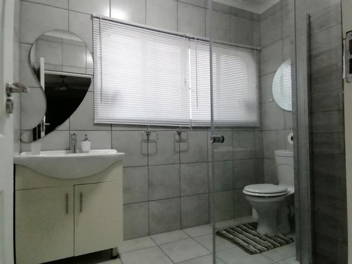 Roxy'S Rest Guest House Vanderbijlpark ภายนอก รูปภาพ