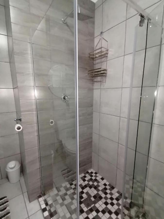 Roxy'S Rest Guest House Vanderbijlpark ภายนอก รูปภาพ