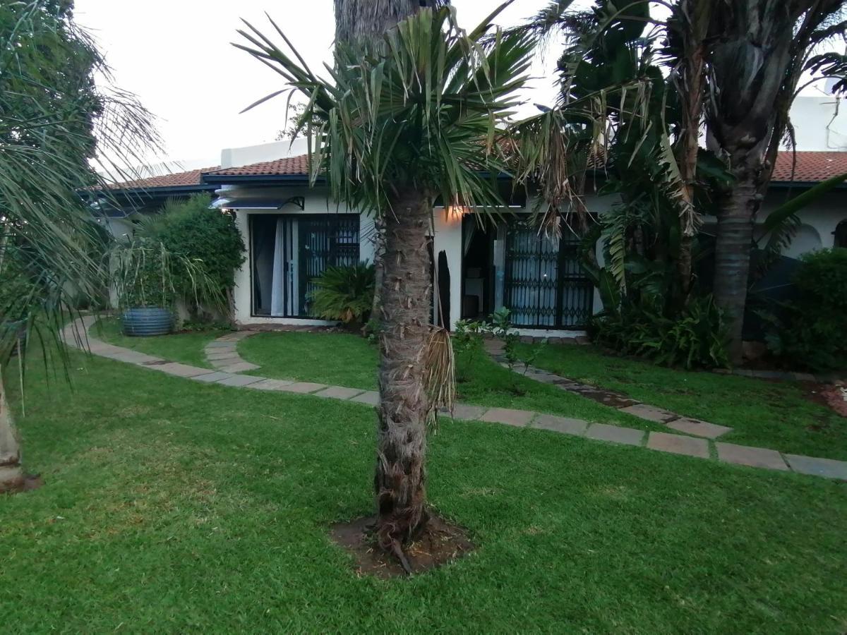 Roxy'S Rest Guest House Vanderbijlpark ภายนอก รูปภาพ