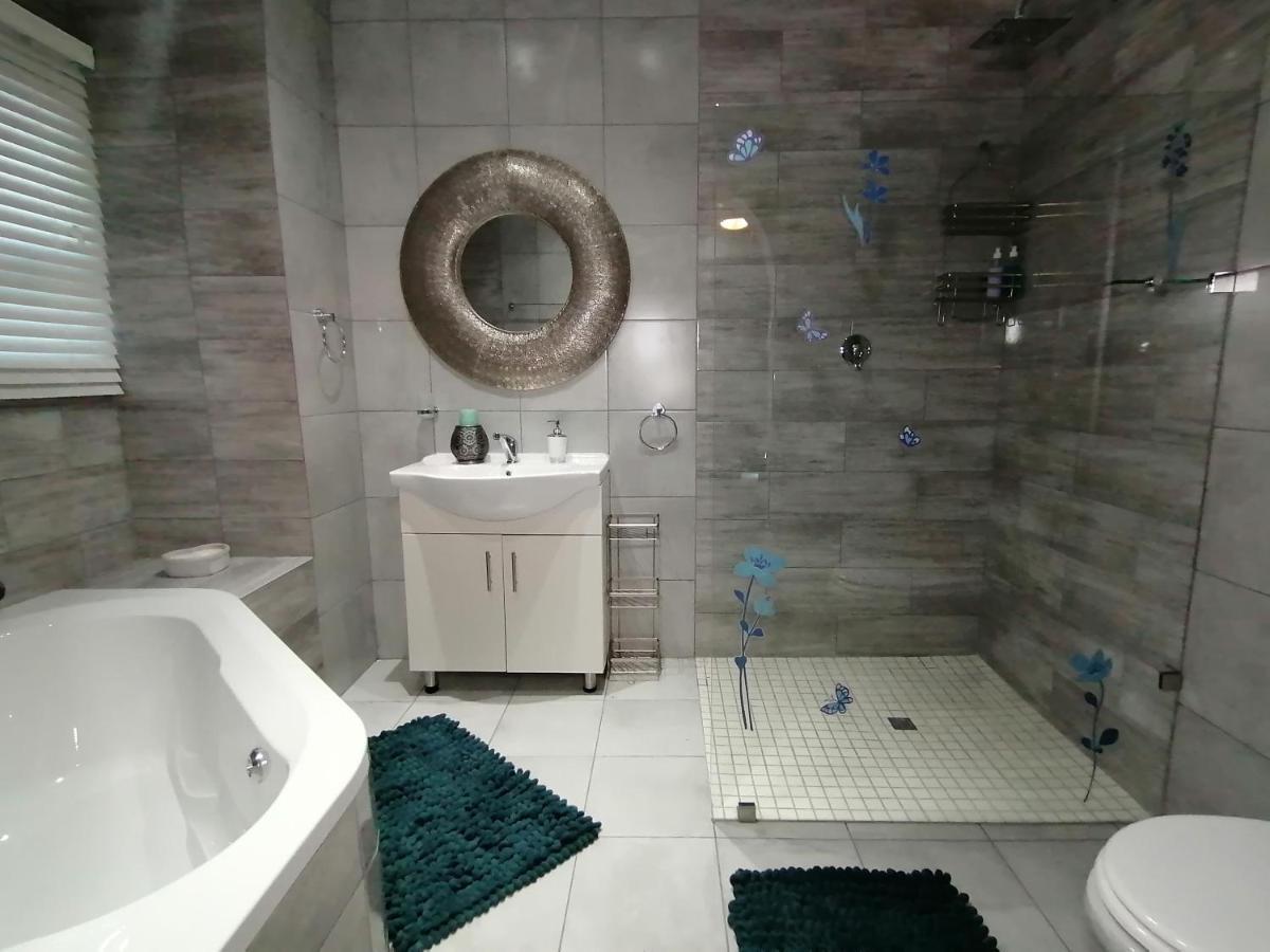 Roxy'S Rest Guest House Vanderbijlpark ภายนอก รูปภาพ