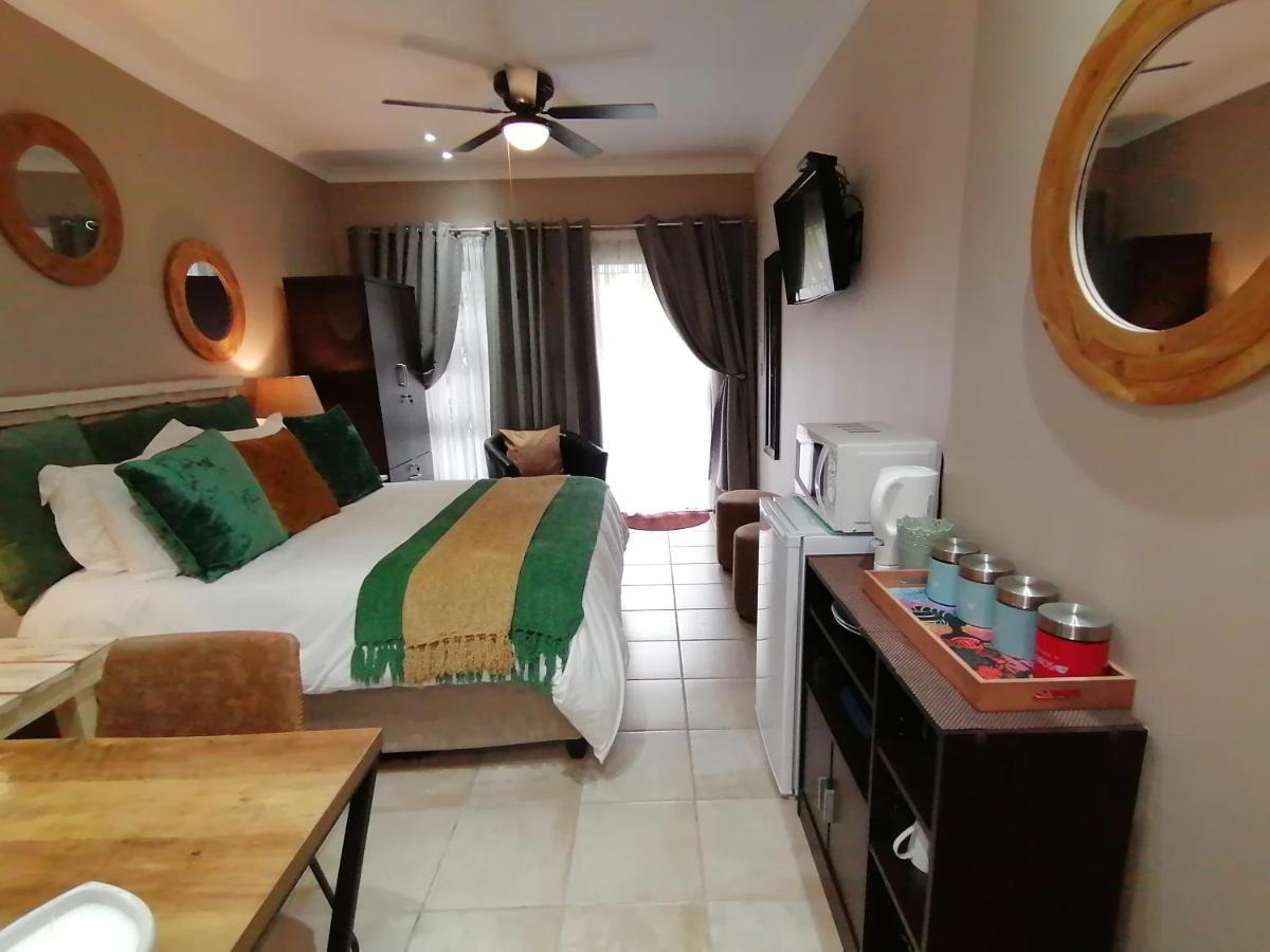Roxy'S Rest Guest House Vanderbijlpark ภายนอก รูปภาพ