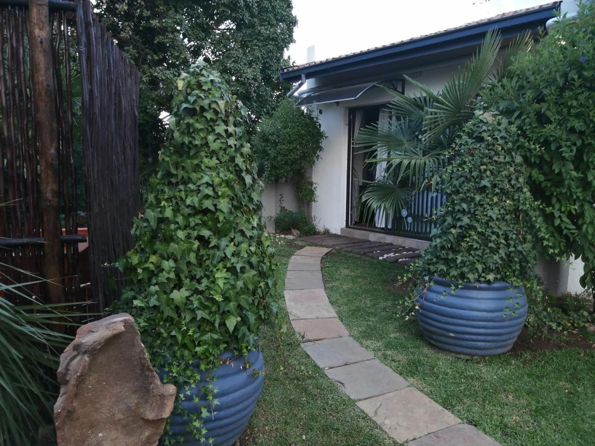Roxy'S Rest Guest House Vanderbijlpark ภายนอก รูปภาพ