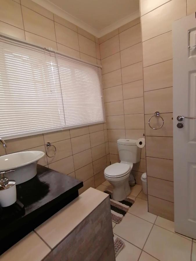 Roxy'S Rest Guest House Vanderbijlpark ภายนอก รูปภาพ