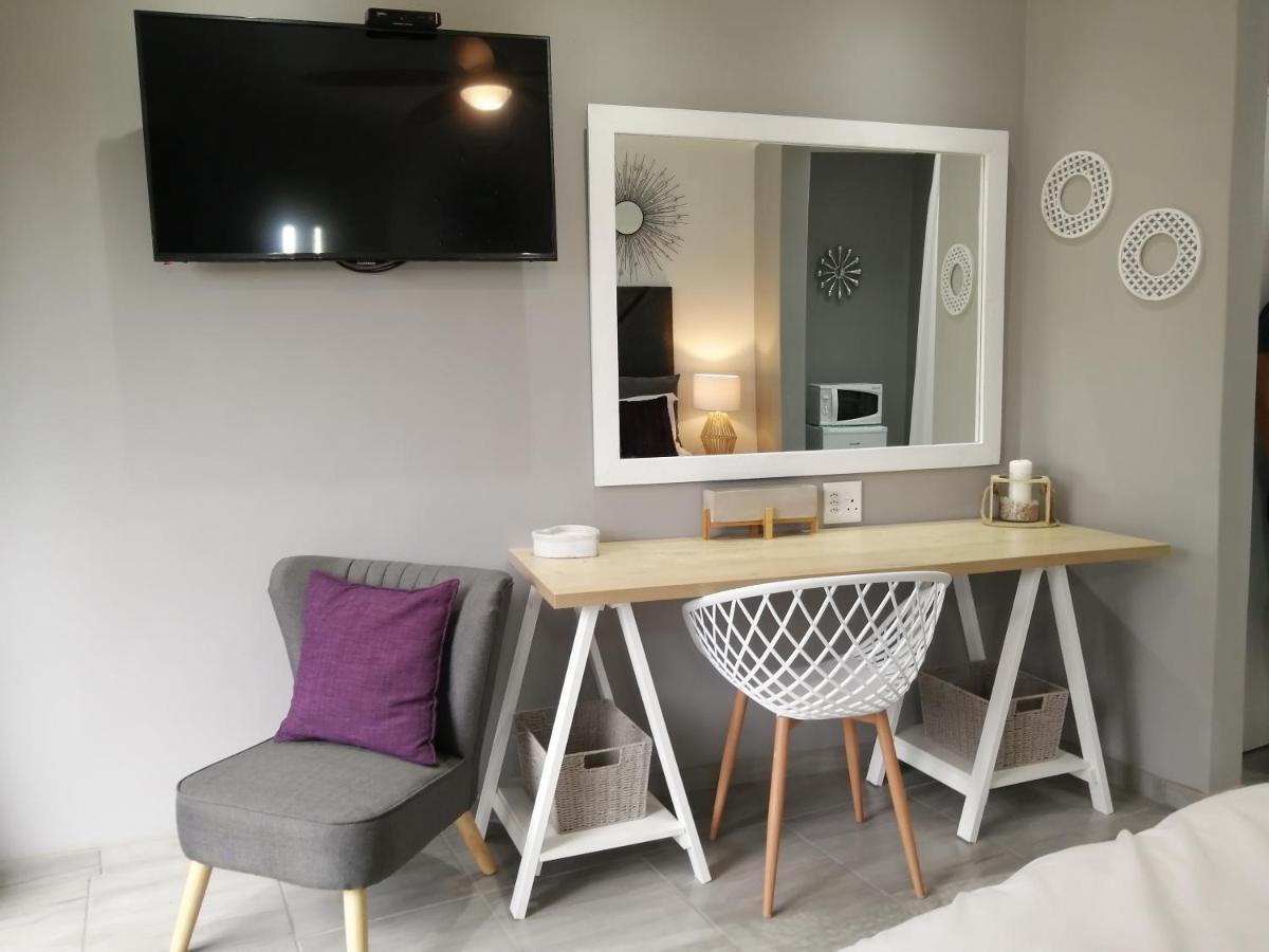 Roxy'S Rest Guest House Vanderbijlpark ภายนอก รูปภาพ
