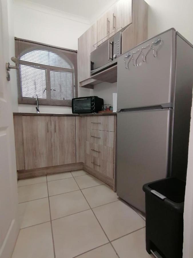 Roxy'S Rest Guest House Vanderbijlpark ภายนอก รูปภาพ