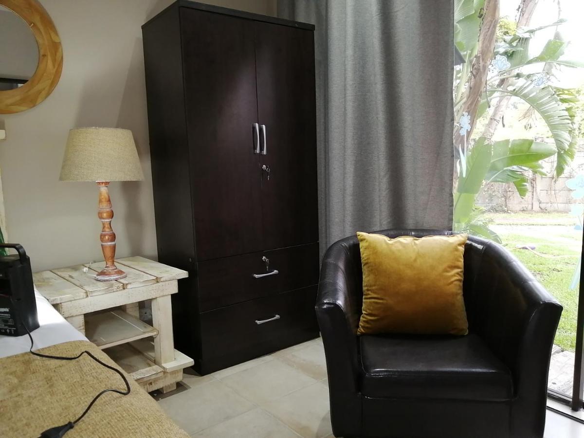 Roxy'S Rest Guest House Vanderbijlpark ภายนอก รูปภาพ