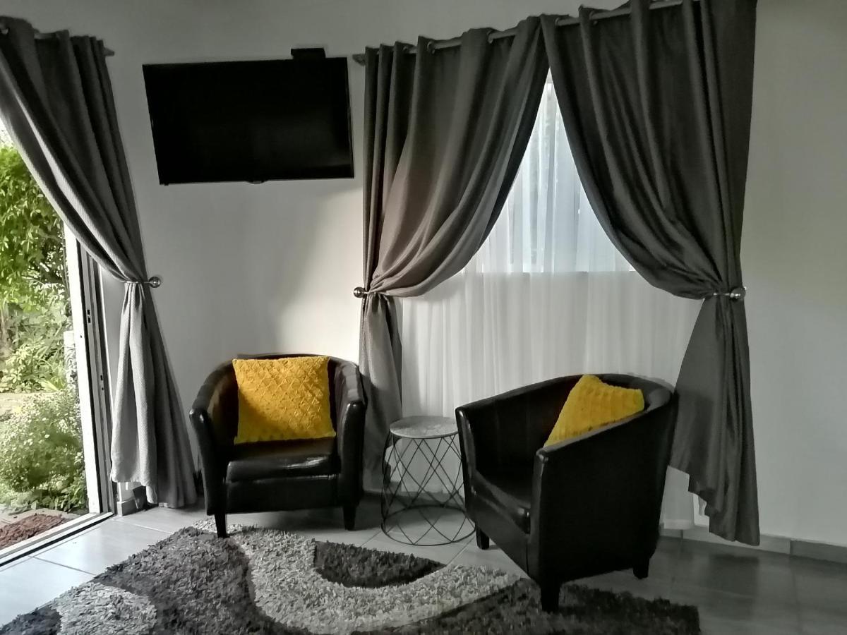 Roxy'S Rest Guest House Vanderbijlpark ภายนอก รูปภาพ