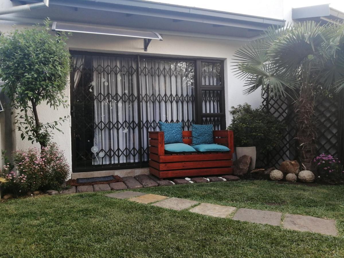 Roxy'S Rest Guest House Vanderbijlpark ภายนอก รูปภาพ