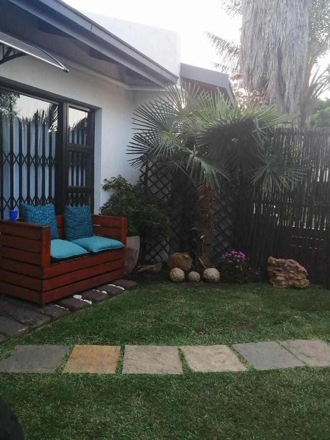 Roxy'S Rest Guest House Vanderbijlpark ภายนอก รูปภาพ