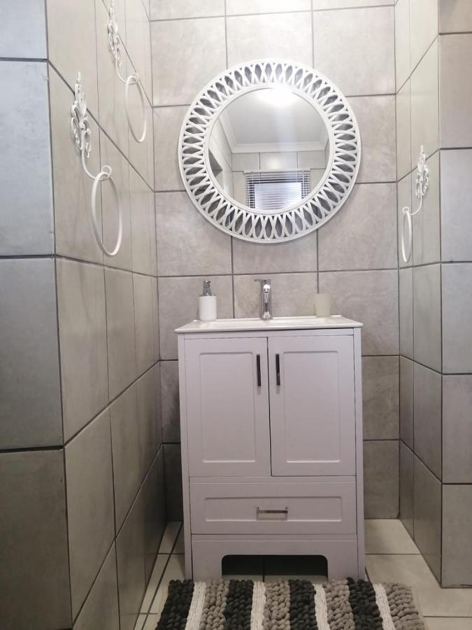 Roxy'S Rest Guest House Vanderbijlpark ภายนอก รูปภาพ