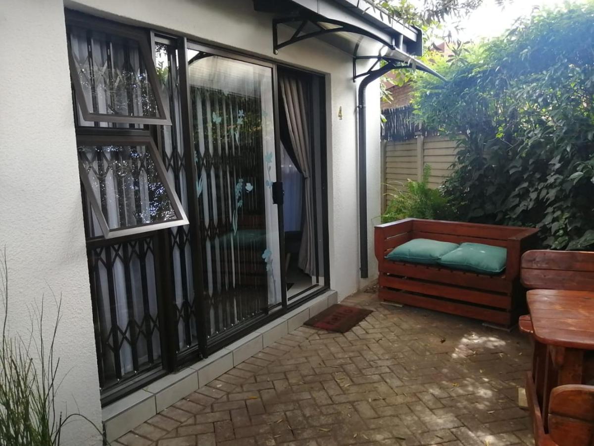 Roxy'S Rest Guest House Vanderbijlpark ภายนอก รูปภาพ