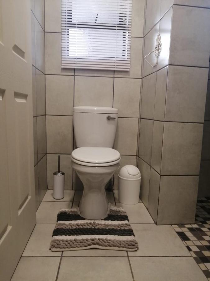 Roxy'S Rest Guest House Vanderbijlpark ภายนอก รูปภาพ