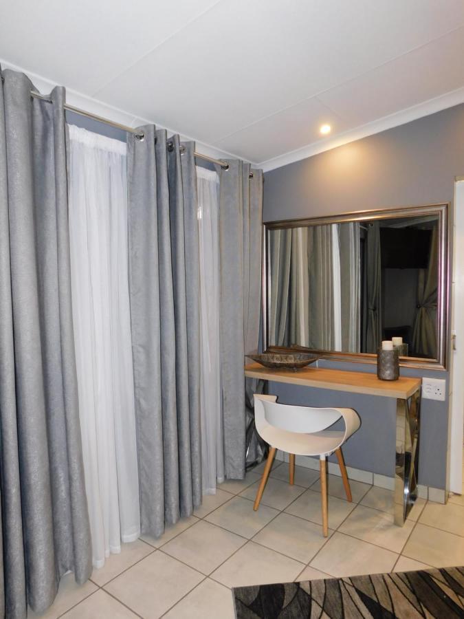 Roxy'S Rest Guest House Vanderbijlpark ภายนอก รูปภาพ