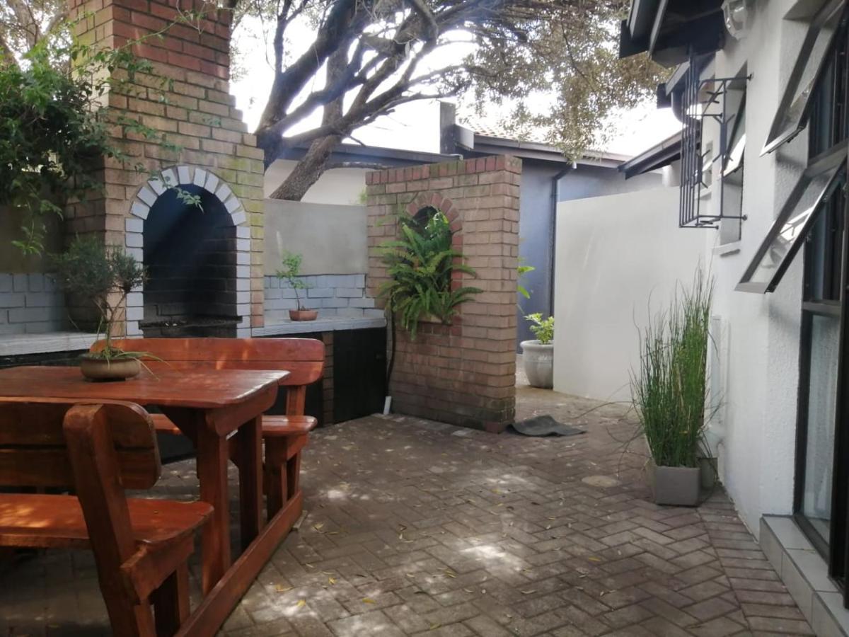 Roxy'S Rest Guest House Vanderbijlpark ภายนอก รูปภาพ