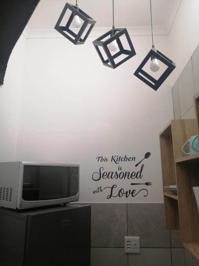 Roxy'S Rest Guest House Vanderbijlpark ภายนอก รูปภาพ