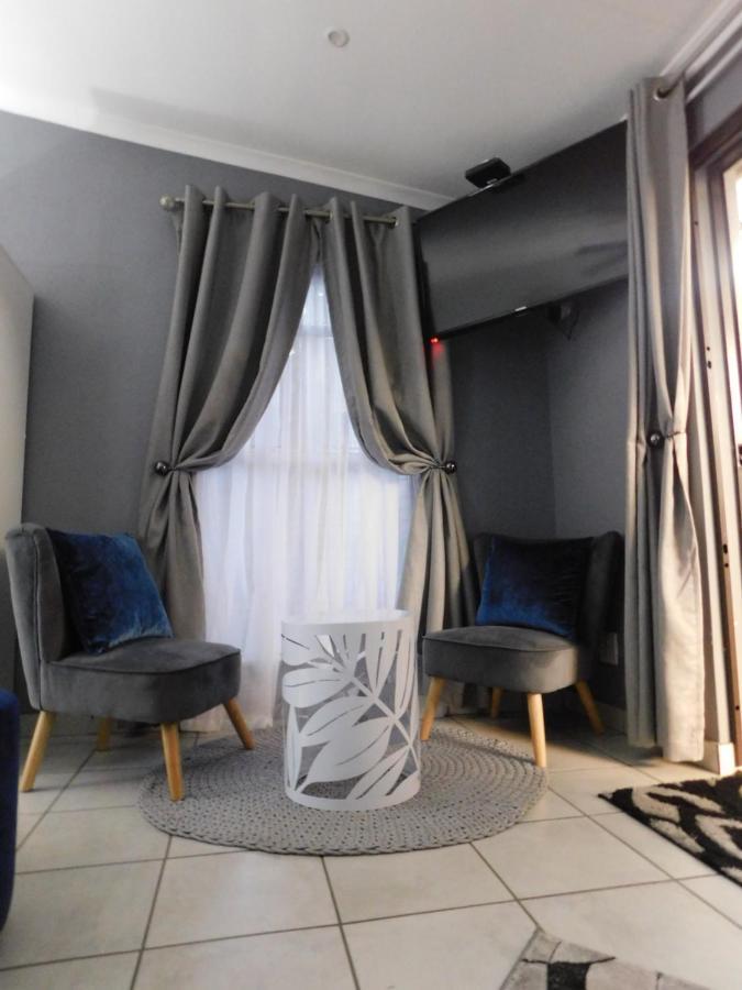 Roxy'S Rest Guest House Vanderbijlpark ภายนอก รูปภาพ