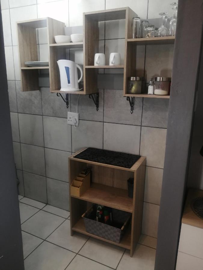 Roxy'S Rest Guest House Vanderbijlpark ภายนอก รูปภาพ